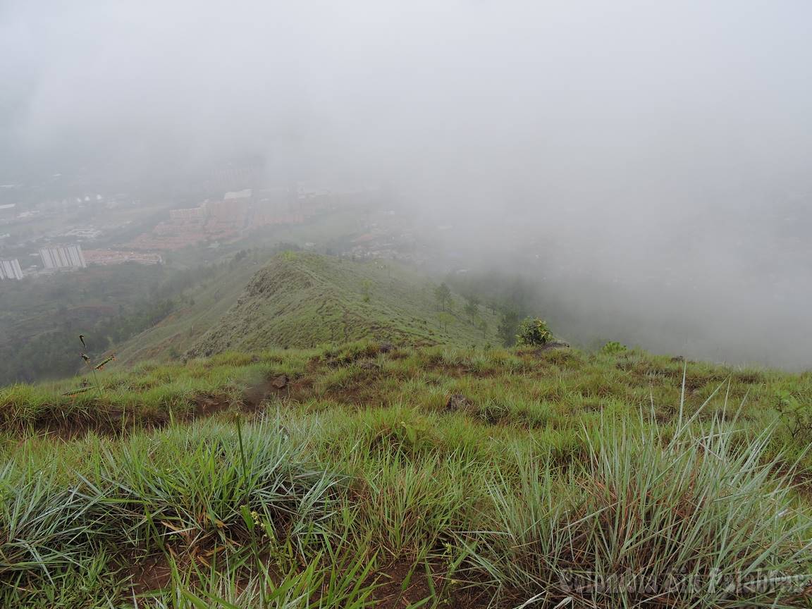 Niebla niebla que envuelve el cerro quitasol en días fríos