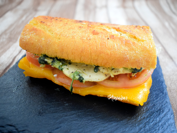 Sándwich de Pollo con Pesto (Pesto Chicken Sandwiches) Sándwich de Pollo con Pesto (Pesto Chicken Sandwiches)