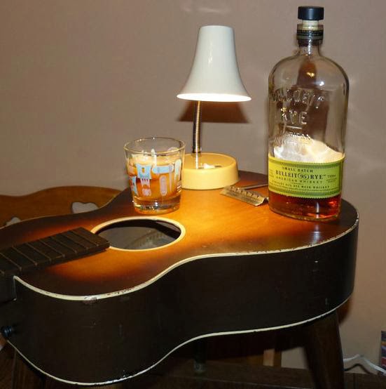 Reciclar guitarra como mueble bar