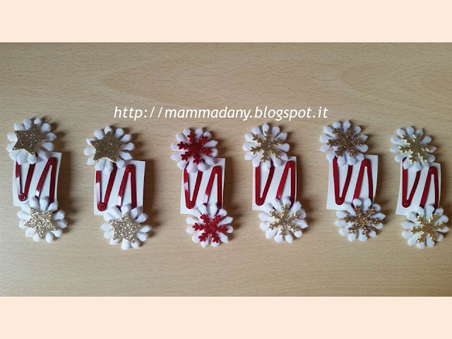 Mollette per capelli da bambina nei toni del rosso e oro Mollette per capelli da bambina nei toni del rosso e oro di Natale