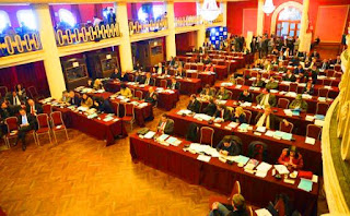 STRADA EL PANCISTA? Por decisión de la jueza federal con competencia electoral María Servini de Cubría, quien rechazó un recurso de amparo presentado por uno de los integrantes del Parlasur, los 43 miembros del cuerpo en representación de Argentina seguirán sin cobrar su sueldo. Frente a esa situación, el único integrante en el organismo por la provincia, el exministro José Strada, se mostró molesto y dijo que se trata de una “anormalidad tremenda”. La decisión significa que, por ahora, los parlamentarios cobrarán sólo el dinero suficiente para cubrir sus pasajes y los viáticos, en lugar de una remuneración mensual de unos 70.000 pesos en bruto.
