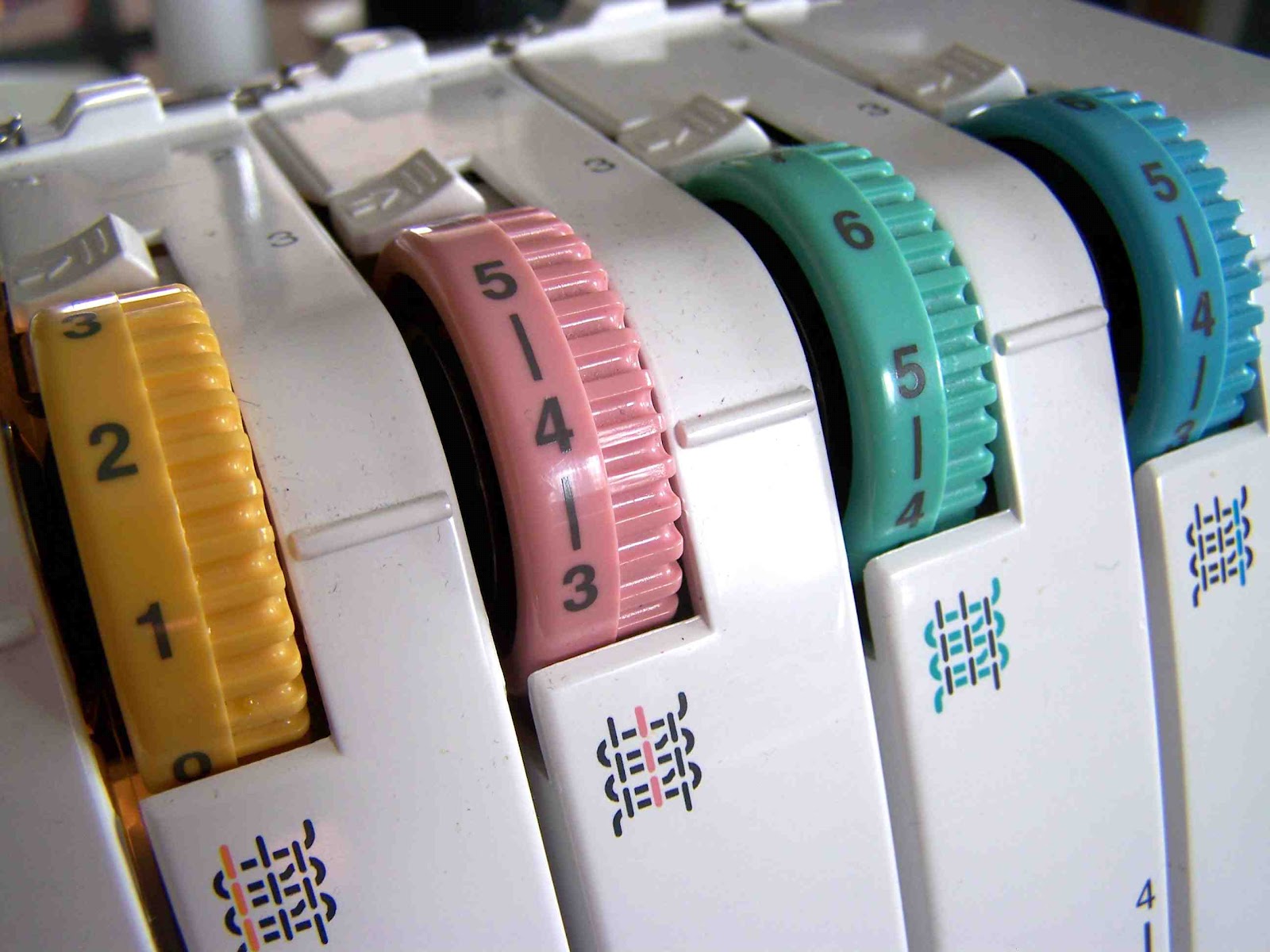 Натяжение оверлока. Регулировка оверлока 4 нити. Оверлок регулировка натяжения 4 нитей. Оверлок 5 ниточный схема заправки нитей. Оверлок мерилок 0055.