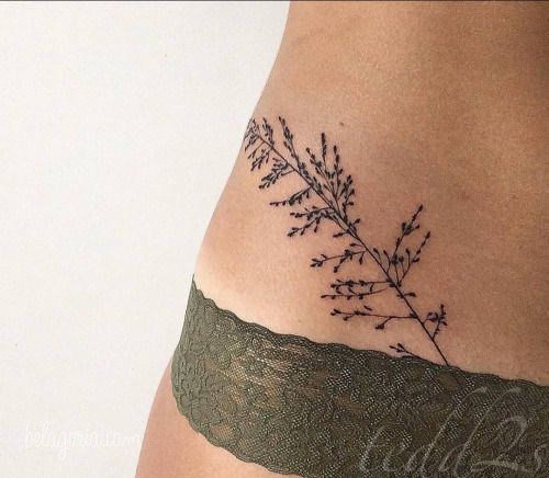 Imagen de un Tatuaje para mujer en la cadera
