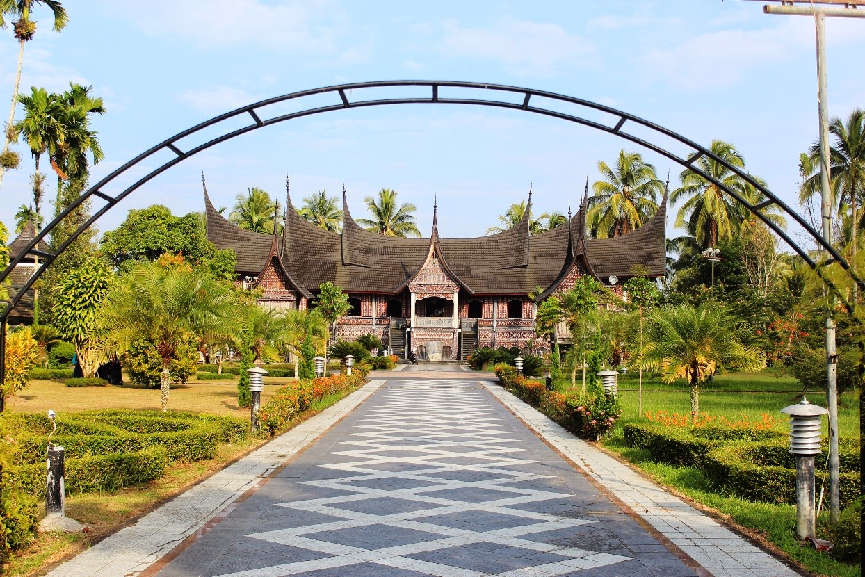Negeri Rayuan Pulau Kelapa: Rumah Gadang: Beautifully Built Big House