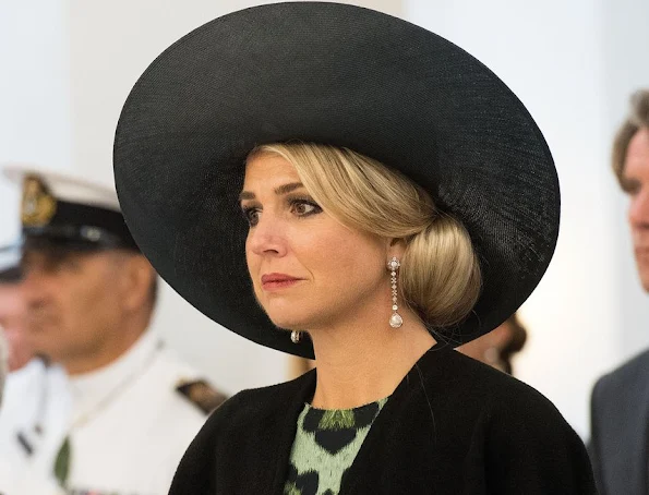 Queen Maxima wore Natan Dress and Christian Louboutin Women Shoes, Jewels pearl earrings and pearl necklace, diamond rings
