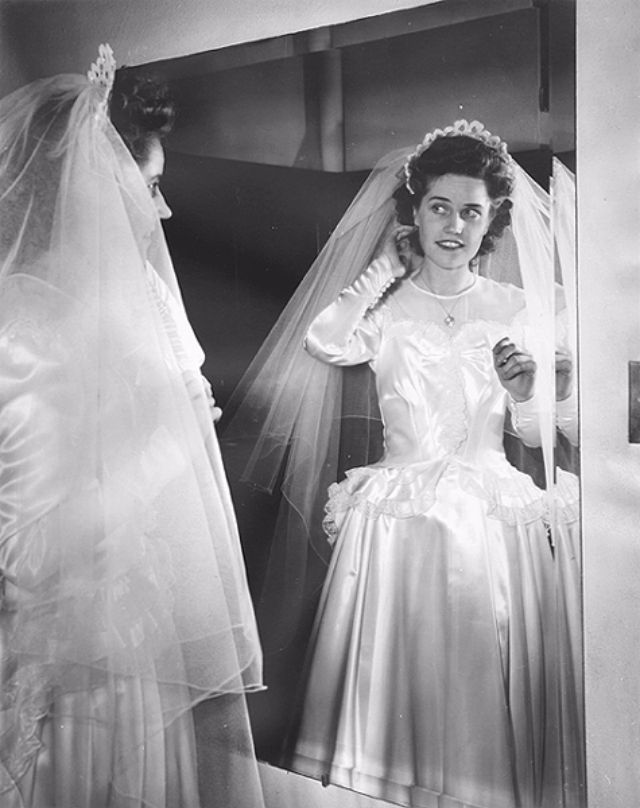 52 Glamorous Photos That Capture Vintage Brides in Front of Mirrors