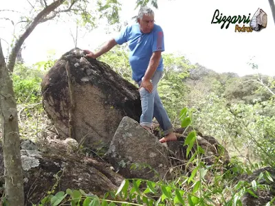 Bizzarri escolhendo o tipo de pedra moledo, tipo pedra natural, para construção de gruta de pedra.