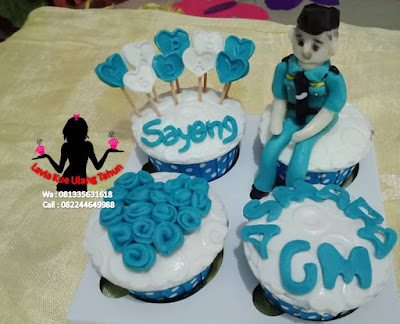 Cupcake buat kekasih di Angkasa pura yang ulang tahun Cupcake buat kekasih di Angkasa pura yang ulang tahun