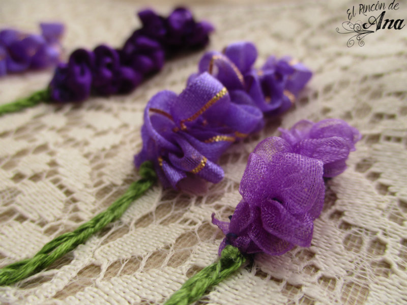Flor lavanda con listón