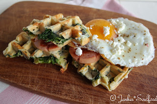 Spinat Waffeln mit Feta, Spiegelei und Fleischwurst - Jankes Soulfood Waffeln mit Spinat und Spiegelei - Jankes Soulfood