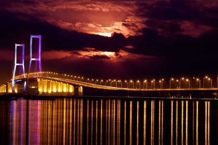 Pesona Jembatan Suramadu, Menikmati Senja dan Suasana Malam Selat Madura