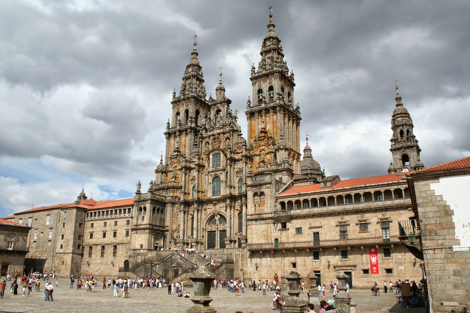La Plaza del Obradoiro y la Catedral de Santiago de Compostela