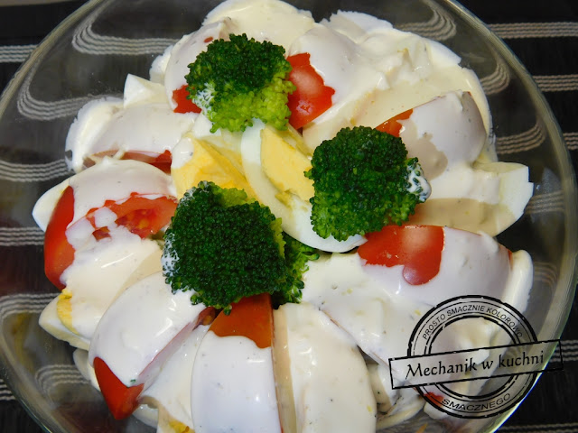 sałatka salat Italia caprese przyjęcie party bankiet mechanik w kuchni sałatka z brokułem jajkiem pomidorem sosem czosnkowym przepis recipe