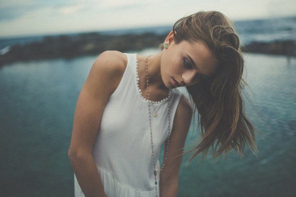 A bela modelo Sian Kelley à beira de uma tempestade em ensaio fotográfico de Julia Trotti Julia Trotti arte fotografia fashion mulheres modelos beleza ensaio a beira tempestade cabelos esvoaçantes sian kelley