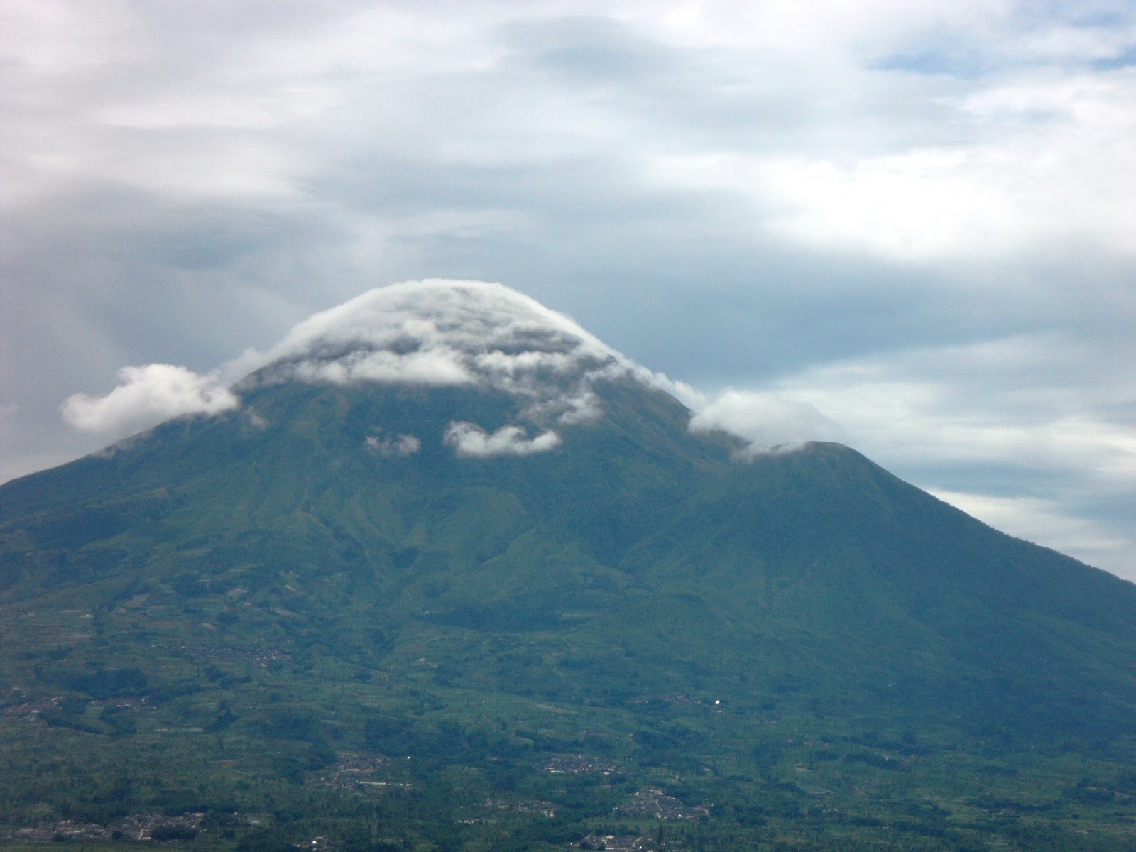 Sudut pandang sindoro sumbing dari bukit sembrani yang