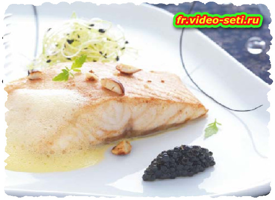 Esturgeon aux noisettes grillées, sabayon beurre noisette et quenelle de caviar Esturgeon aux noisettes grillées, sabayon beurre noisette et quenelle de caviar