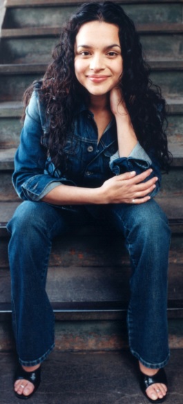 Norah Jones Foto de Norah Jones sentada en una escalera