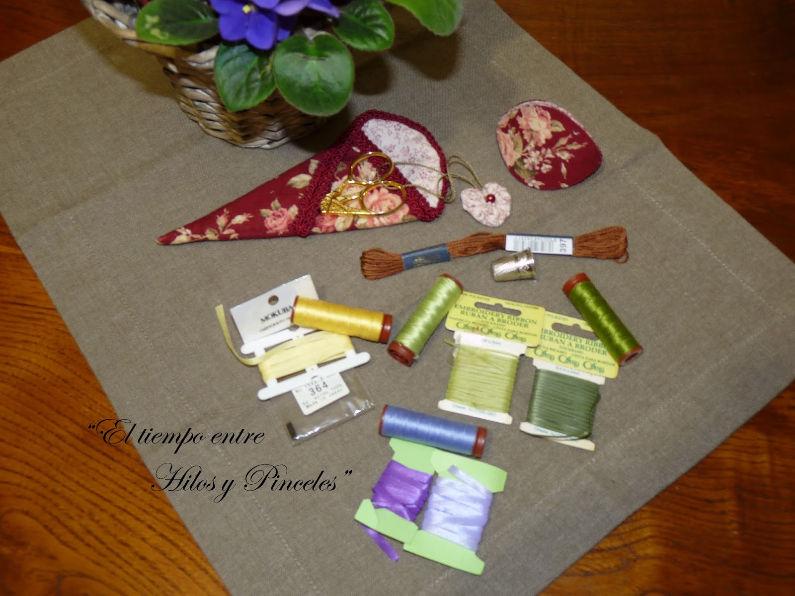 EL TIEMPO ENTRE HILOS Y PINCELES: TAPETE DE MARGARITAS Y TAPETE BORDADO