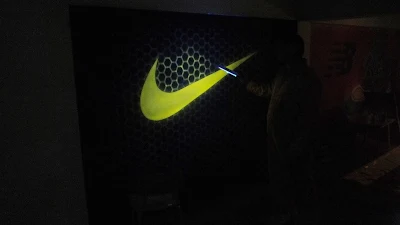 Malowanie obrazu na ścianie farbami uv, farby świecące w ciemności, Warszawa sklep adidasa