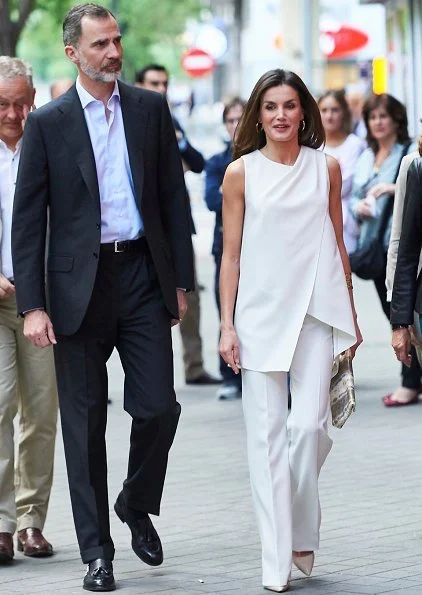 Queen Letizia wore MaxMara top and Max Mara trousers and Magrit pumps, Bimba and Lola gold earrings, she carried Adolfo Dominguez clutch bag