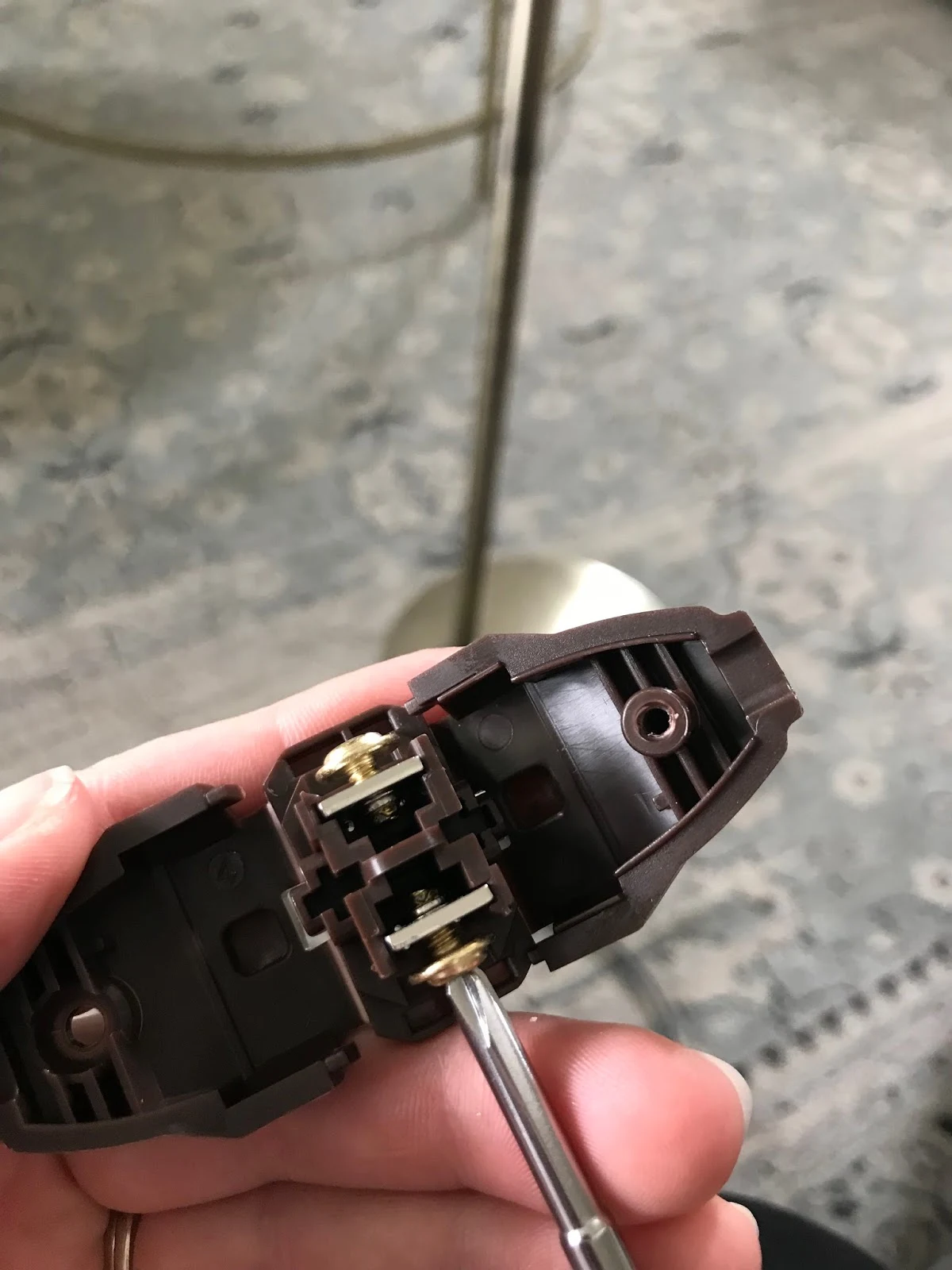 How to repair a broken lamp plug