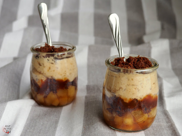 Vasitos de postre individual que combinan diferentes capas de peras caramelizadas, crumble de cacao y avellanas, caramelo salado y mousse de castañas.