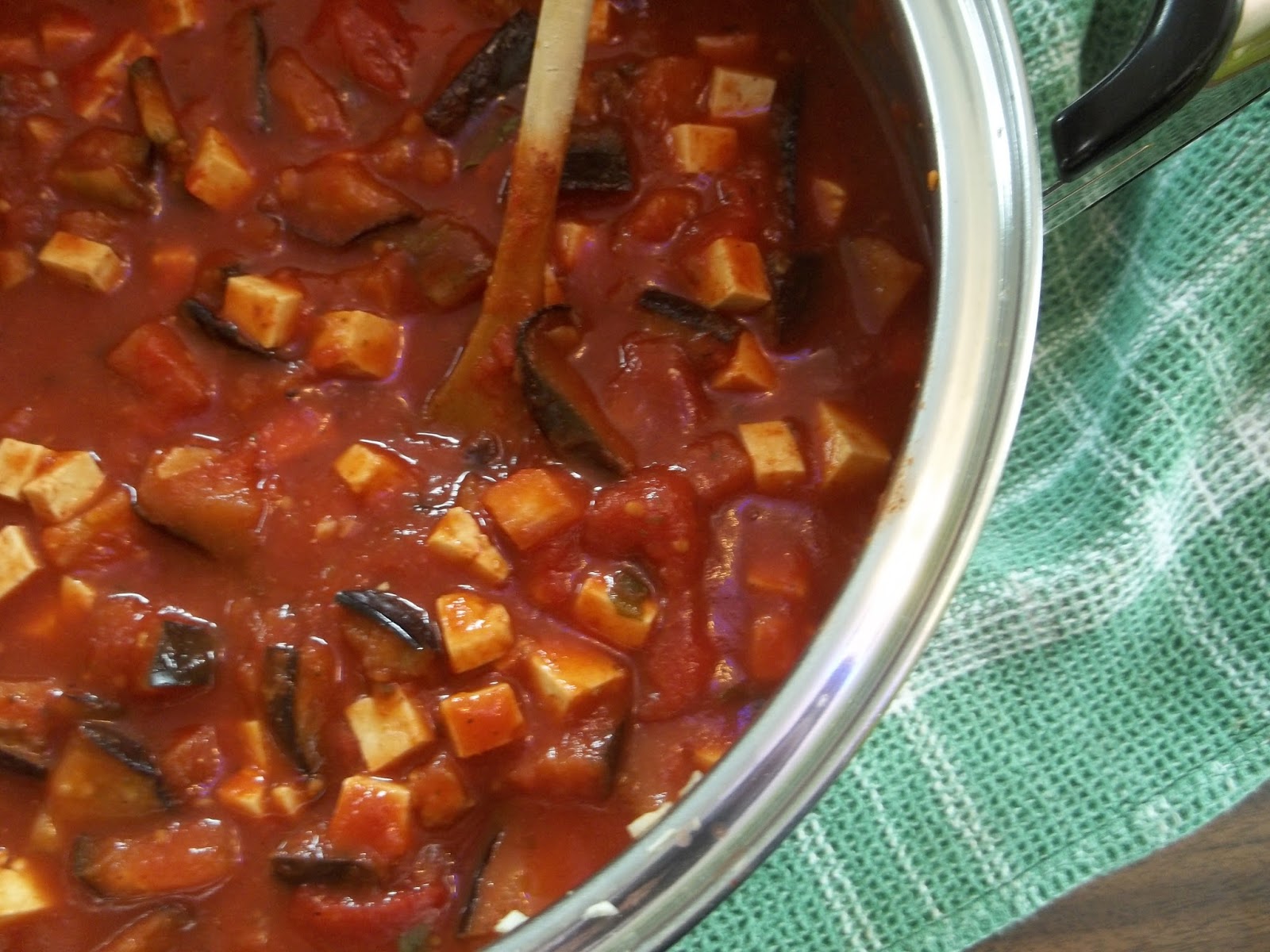 Dans la cuisine d'Hada Sauce tomate aux aubergines