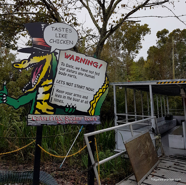 Placa alerta para a presença de crocodilos em um pântano da Luisiana