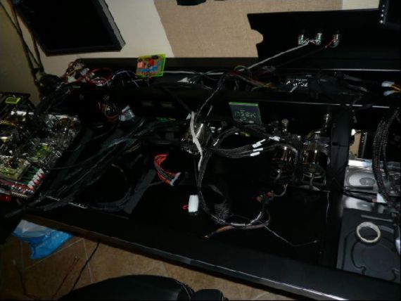 Muhammad Najmie: Stunning Custom Built Computer Desk Mod