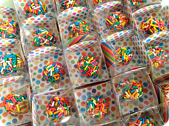 Decoração : Festa Carnaval - Mesa / Brigadeiro com Granulado Colorido Decoração : Festa Carnaval - Mesa / Brigadeiro com Granulado Colorido