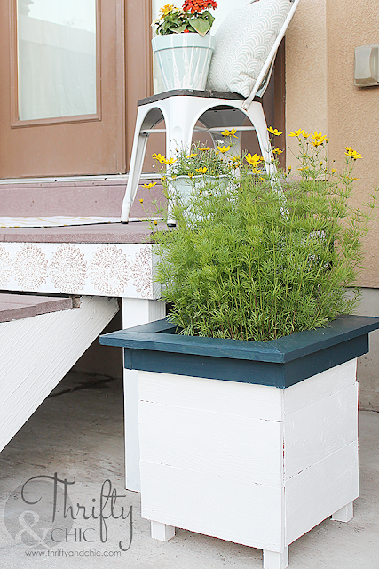 DIY outdoor planter box. Patio or porch decor and decorating ideas. Outdoor planter box tutorial.