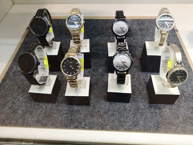Orologi moda stile "Blackout" da donna Fossil nei colori nero e oro, alcuni dei quali con il quadrante glitterato. A saldo.