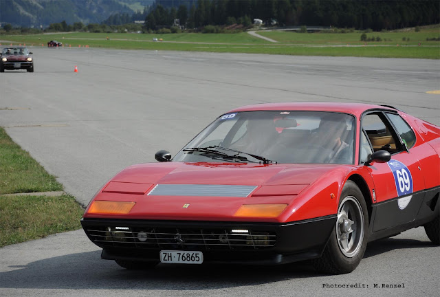 Ferrari 365 GT4 BB bei Fahrprüfung auf Flugplatz Samedan, Oldtimer Event Passione Engadina