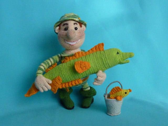 игрушка крючком рыбак. вязаный рыбак. рыбак крючком. рыбак крючком. вязаная игрушка охотник.