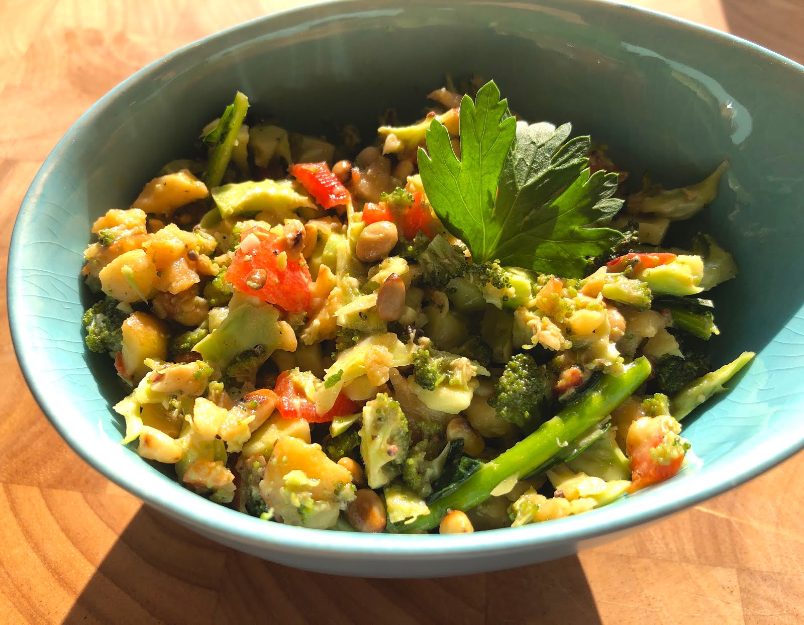 Bonjour Alsace: Broccoli-Apfel-Paprikasalat mit Pinienkernen (Thermomix)