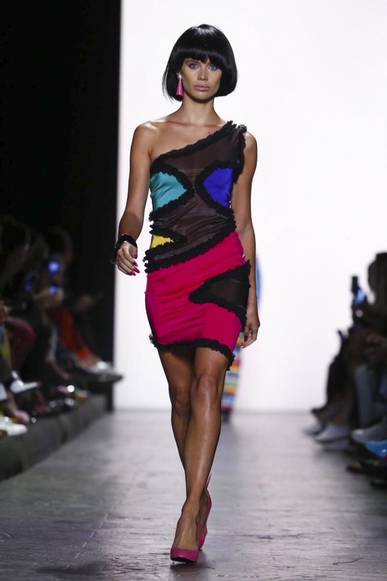 Jeremy Scott Spring Summer 2017 - New York Fashion Week jeremy-scott, jeremy-scott-spring-summer, jeremy-scott-printemps-ete, jeremy-scott-case, jeremy-scott-coque, bag-jeremy-scott, sac-jeremy-scott, tee-shirt-jeremy-scott, t-shirt-jeremy-scott, dress-jeremy-scott, robe, jeremy-scott, sweat-jeremy-scott, du-dessin-aux-podiums, dudessinauxpodiums