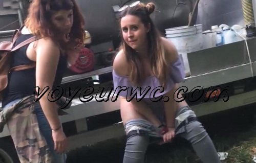Girls Gotta Go 31 (Voyeur pee videos - Spanish girls peeing in public at festival)