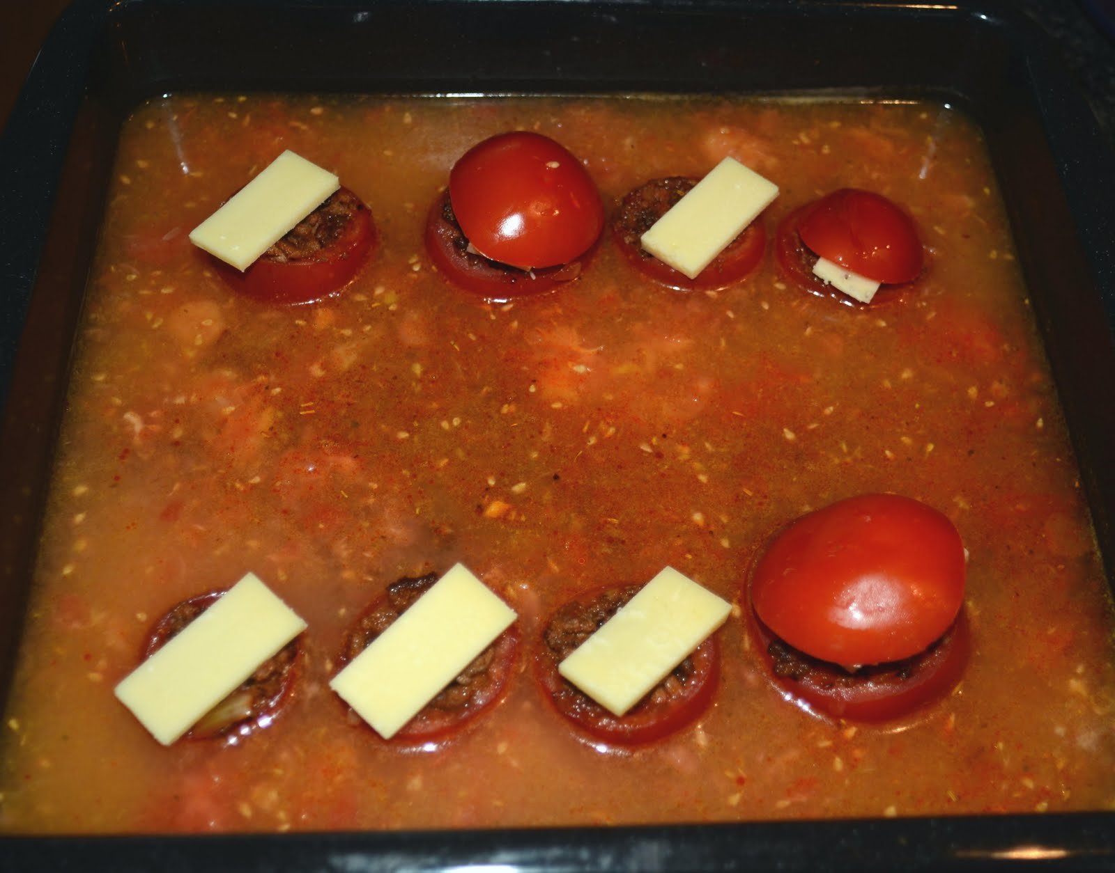 Tomaten gefüllt mit Hackfleisch auf Reis aus dem Ofen – widmatt