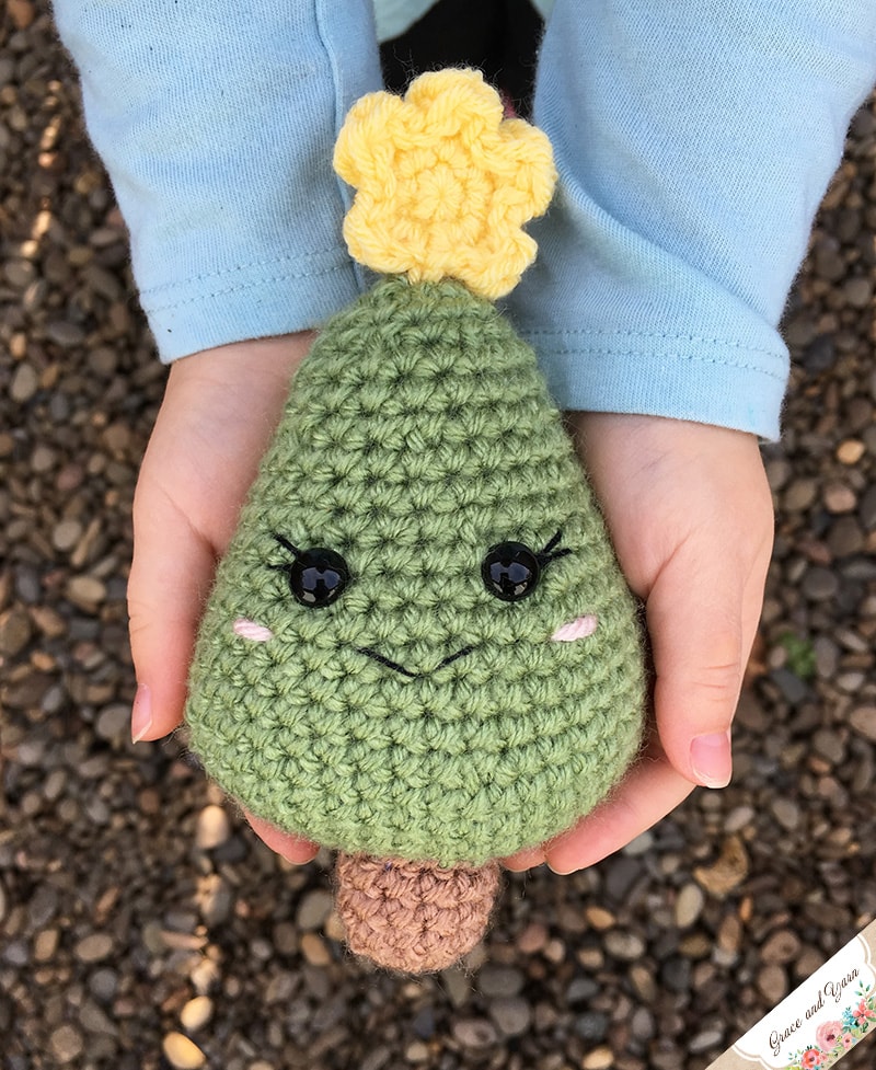 mini-amigurumi-christmas-tree-a-free-crochet-pattern-grace-and-yarn