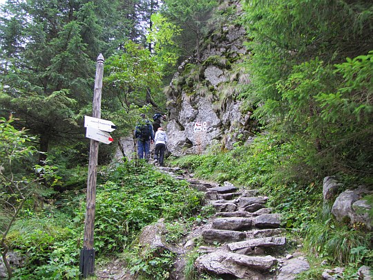 Początek czerwonego i czarnego szlaku do jaskiń na stokach Raptawickiej Grani.