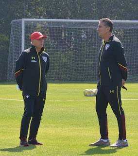 Bauza (à direita) voltou ao CT na manhã deste sábado (Foto: Felipe Espindola / www.saopaulofc.net)