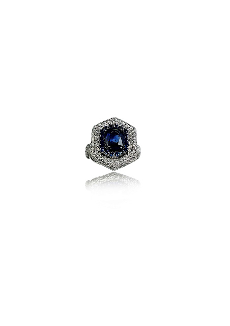 A striking hexagon shaped, 3.06 ct blue sapphire ring, handcrafted in 18 kt white gold, from MIRARI. A striking hexagon shaped, 3.06 ct blue sapphire ring, handcrafted in 18 kt white gold, from MIRARI.