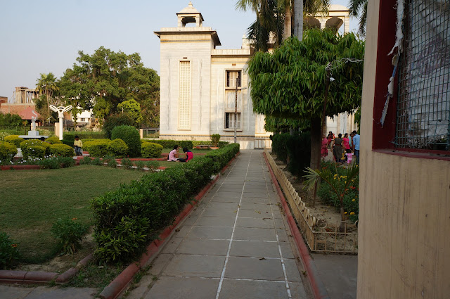 Jalan menuju di Tulsi Manas Mandir Jalan menuju di Tulsi Manas Mandir