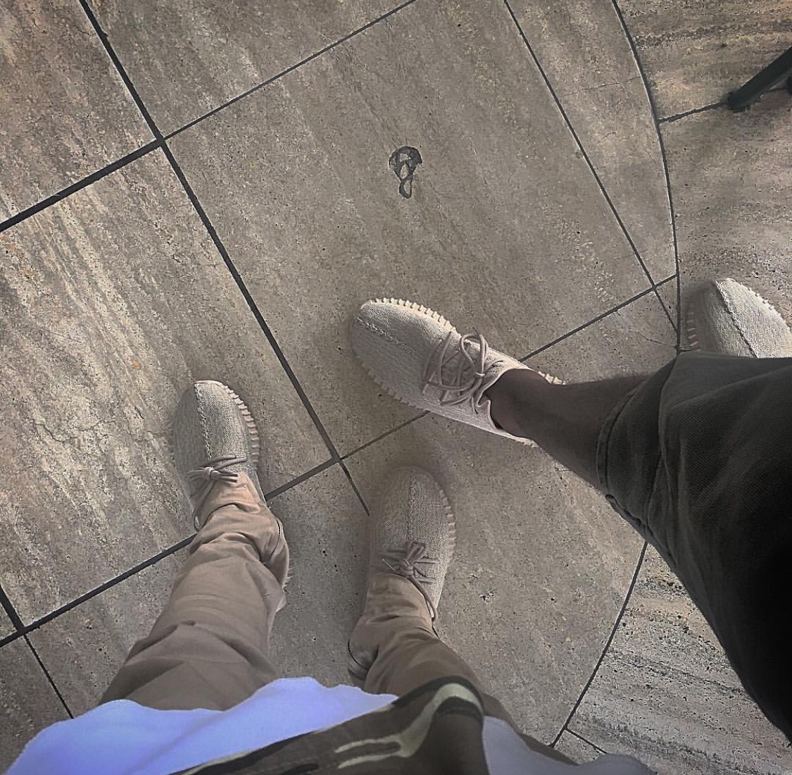 пара пар обувь. девушка в кроссовках. пара кроссовок без долгих раздумий. самая популярная пара найк. Reebok classic on feet.