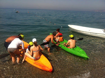 En la imagen se ven a los niños y monitores montados en el kayak en la orilla. Listos para navegar