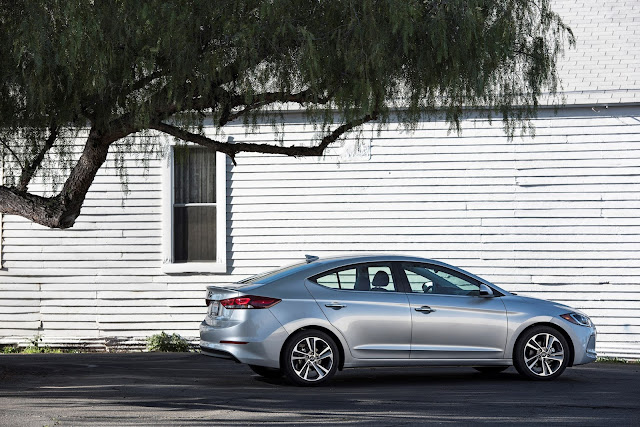 2017 Hyundai Elantra side 7/8 view Side 7/8 view of 2017 Hyundai Elantra