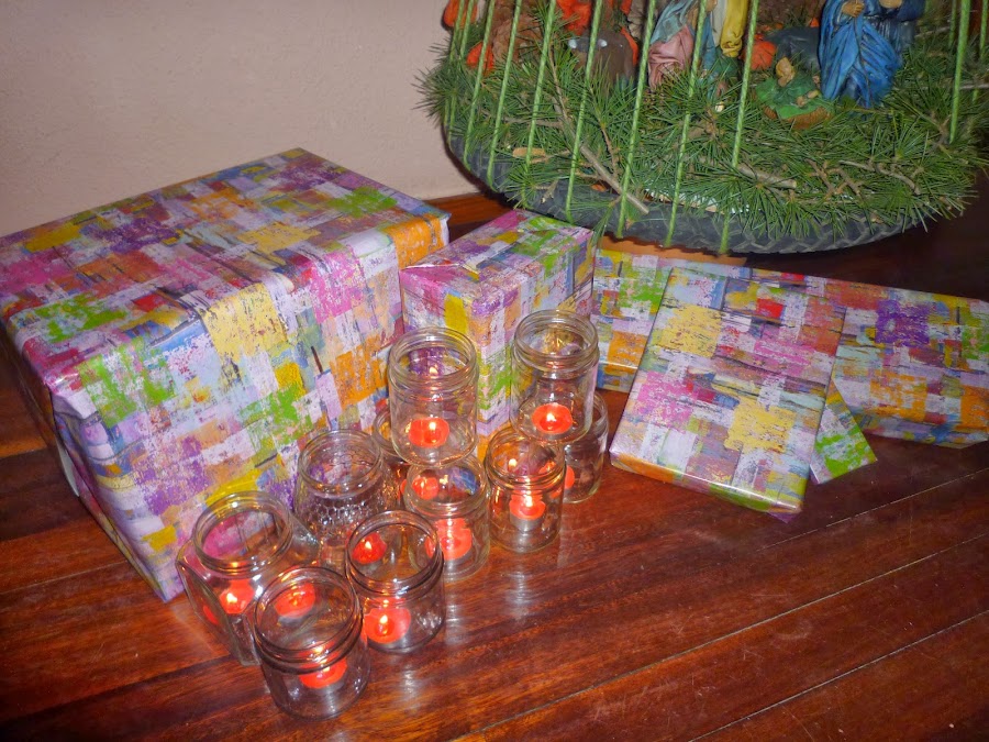 Velas en botes de conserva dando calidez al árbol de Navidad.