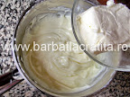 Prajitura cu visine Valurile Dunarii preparare reteta crema de vanilie