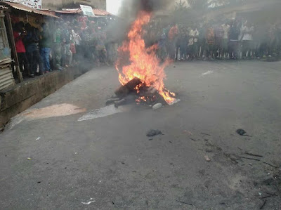 Graphic photos: Suspected female kidnapper burnt to death in Ikorodu