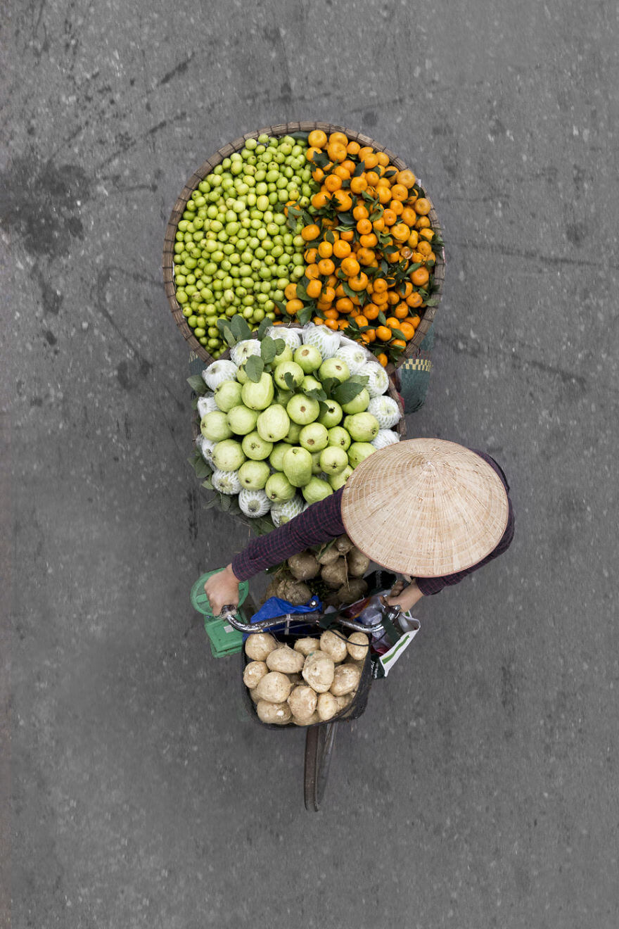 Photographer Spends Hours On Bridges And Balconies And Shoots Impressive Photos That Capture Street Vendors From Above Photographer Spends Hours On Bridges And Balconies And Shoots Impressive Photos That Capture Street Vendors From Above